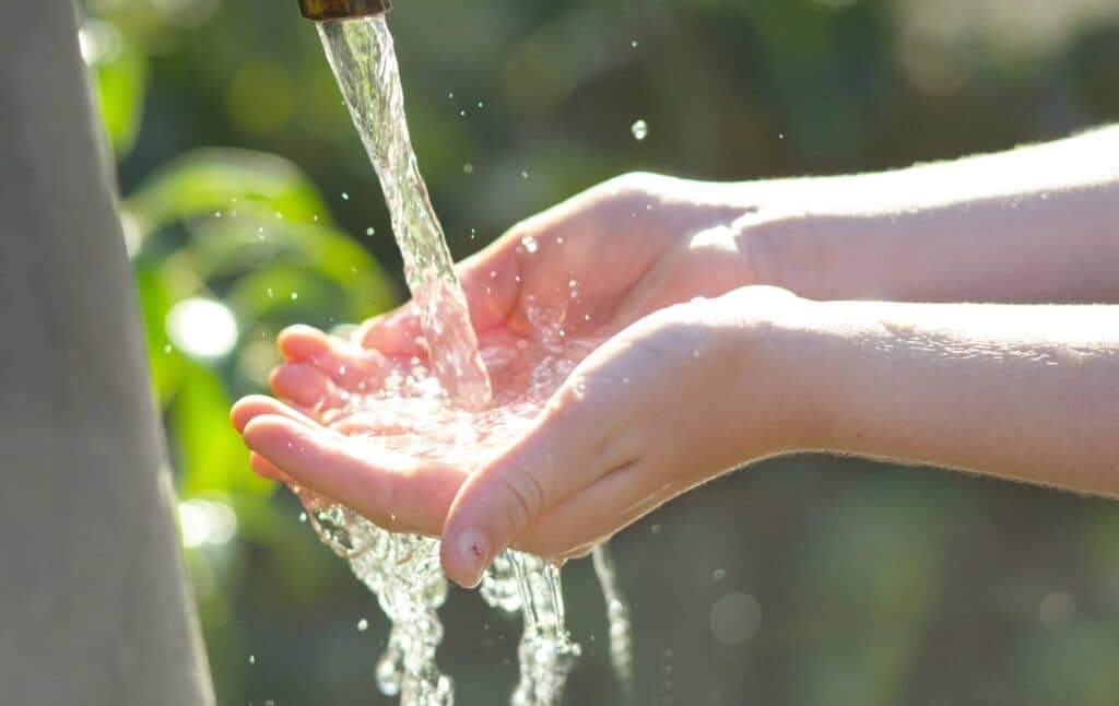 Fließendes Wasser wird von Händen aufgefangen