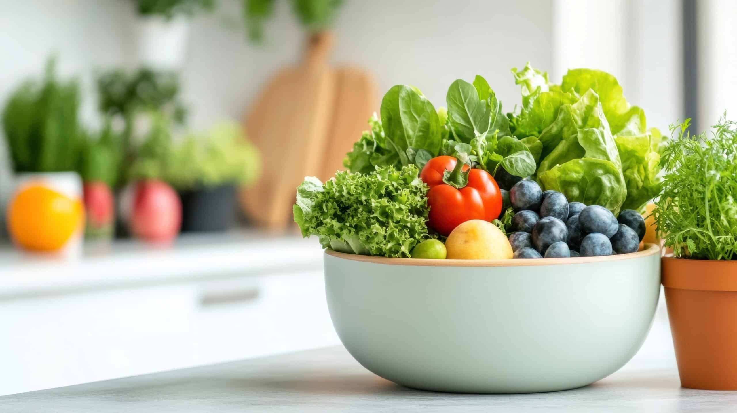 Frische Produkte in einer Schüssel mit leuchtendem Gemüse, Tomaten und Blaubeeren, AI