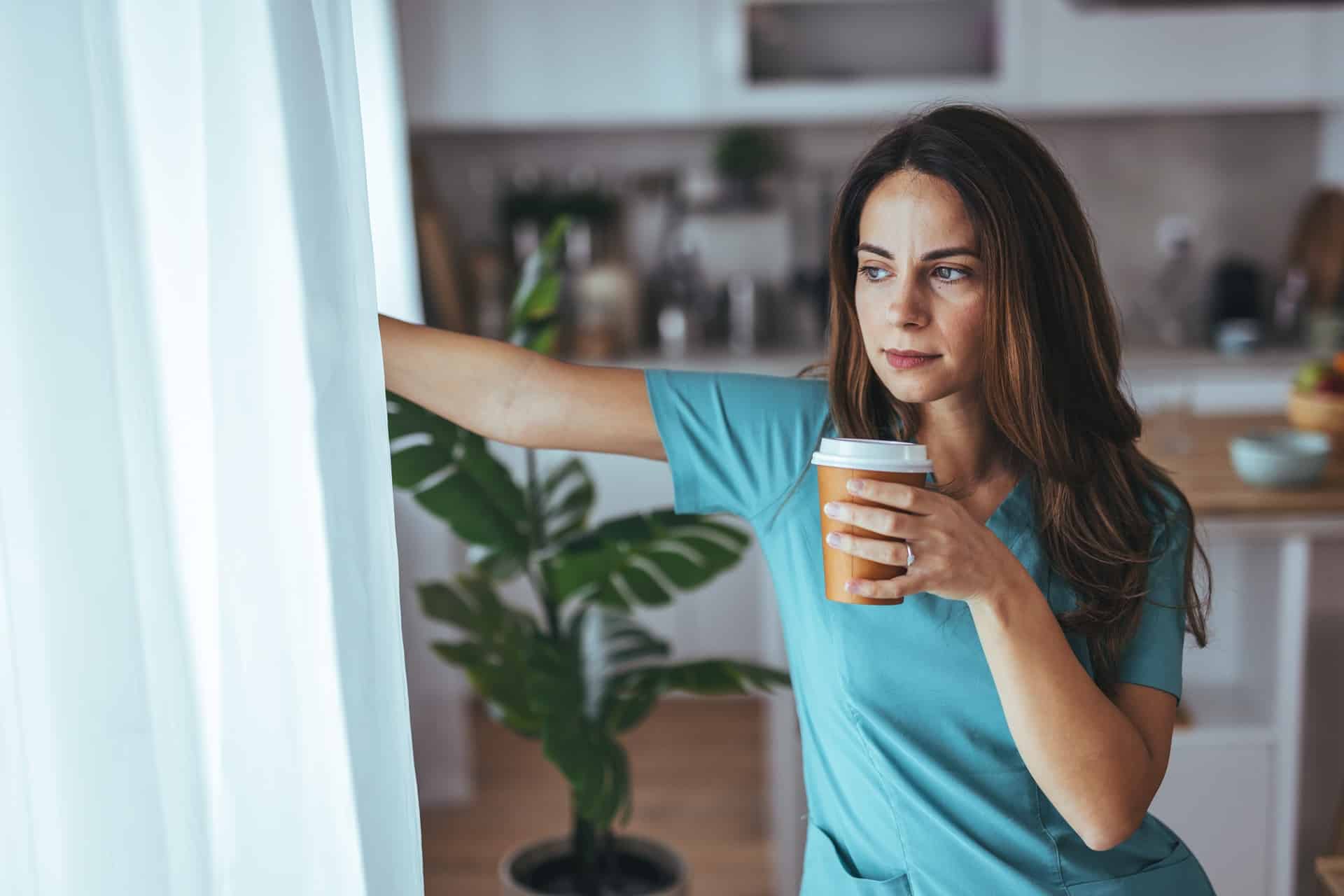 Frau mit Kaffee am Fenster | Haarentfernung Dortmund