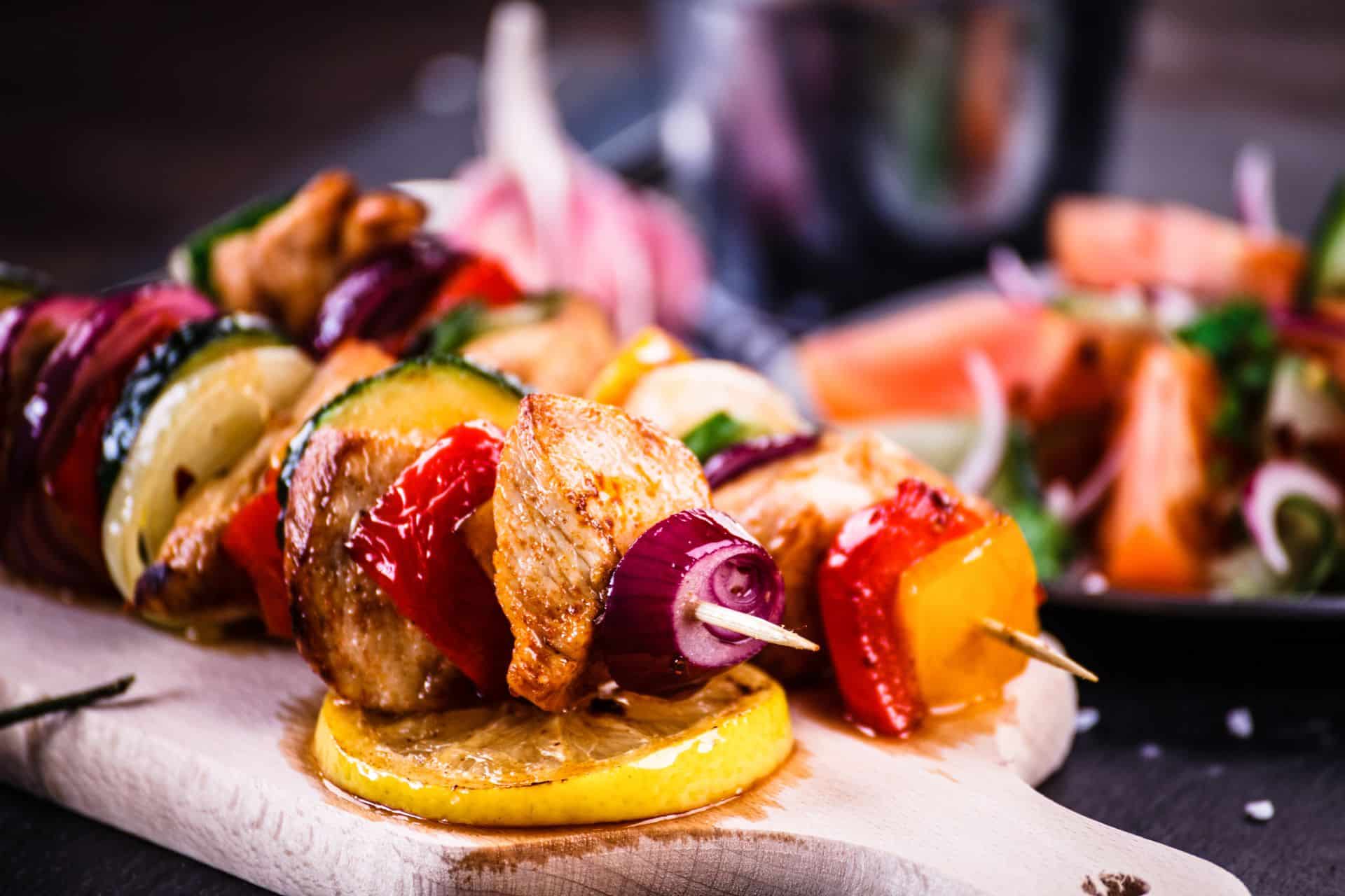 Gemüsespieße mit Paprika und Zucchini auf Grillbrett