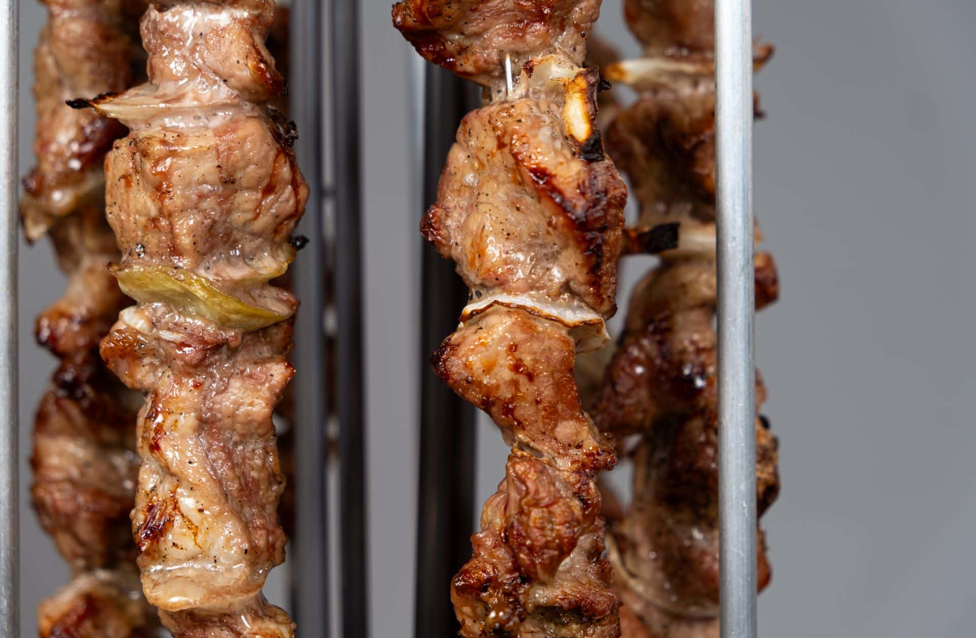 Fleischspieße rotieren im Dönergrill