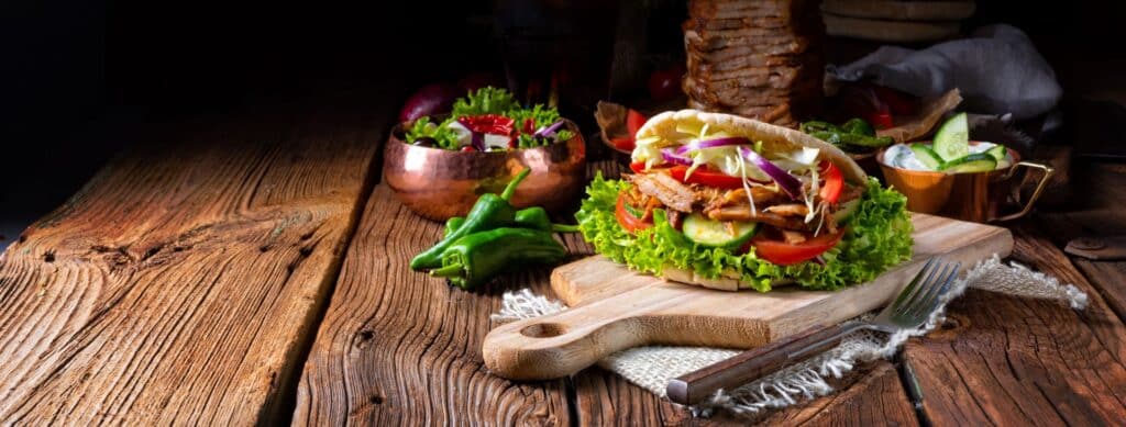 Döner mit Gemüse auf Holzbrett