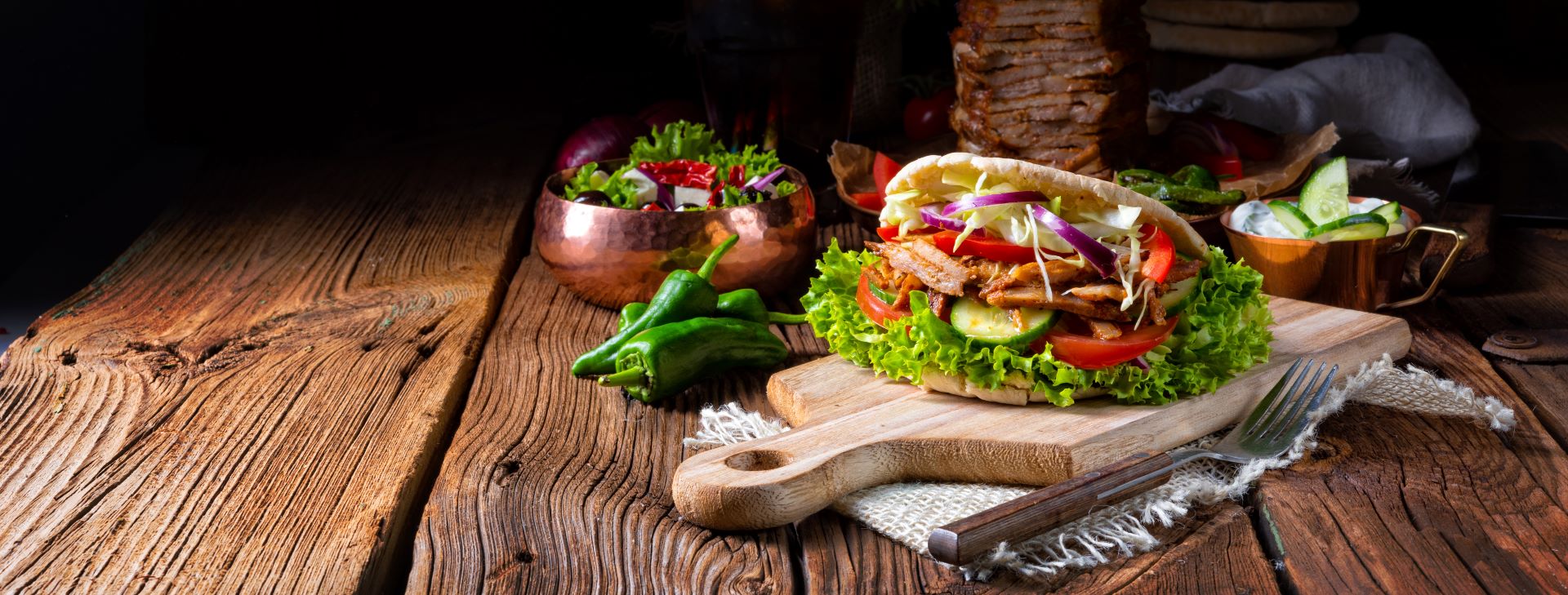 Döner mit Gemüse auf Holzbrett