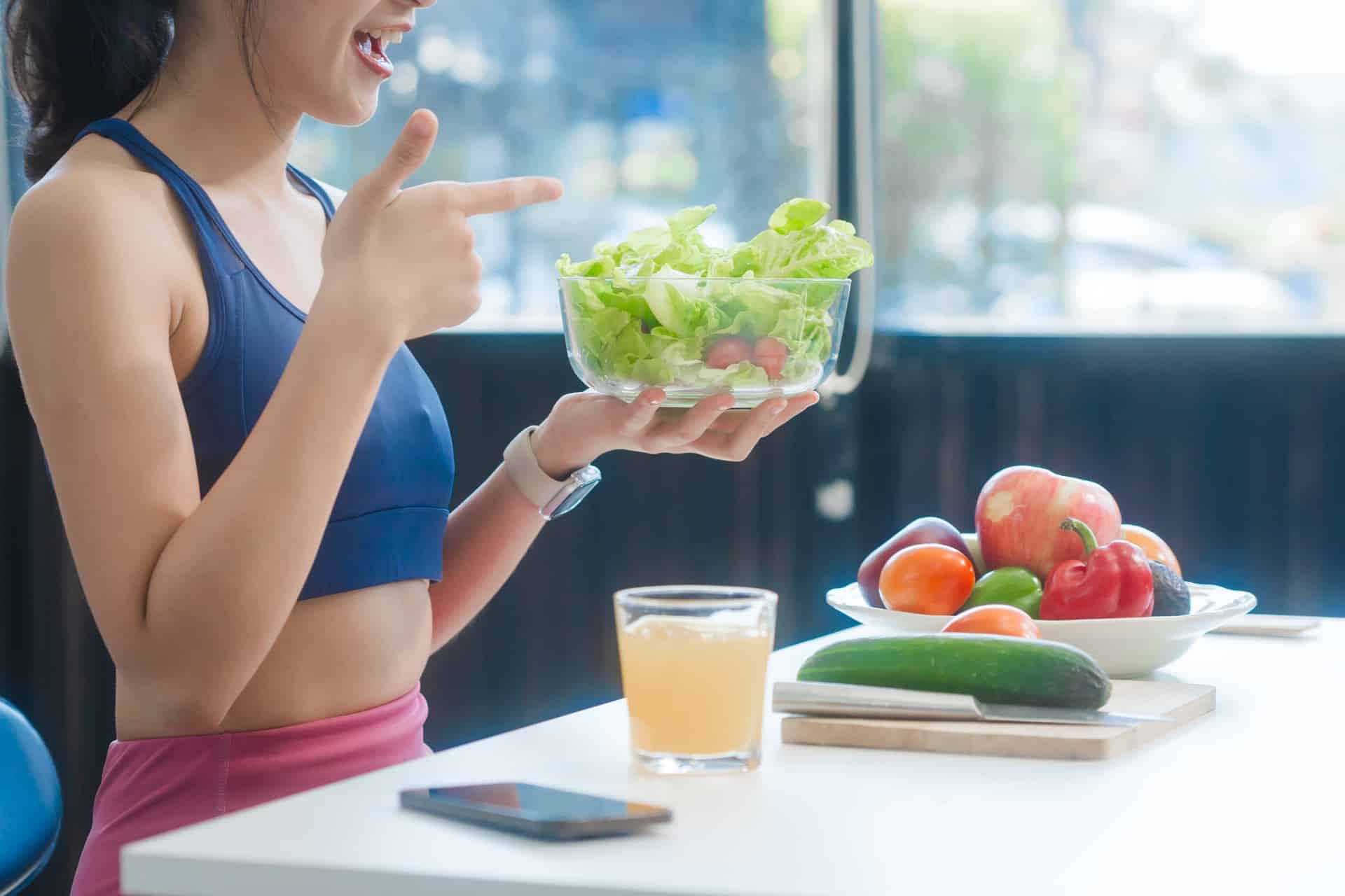 Frau hält Schüssel mit frischem Salat | Manuka Honig