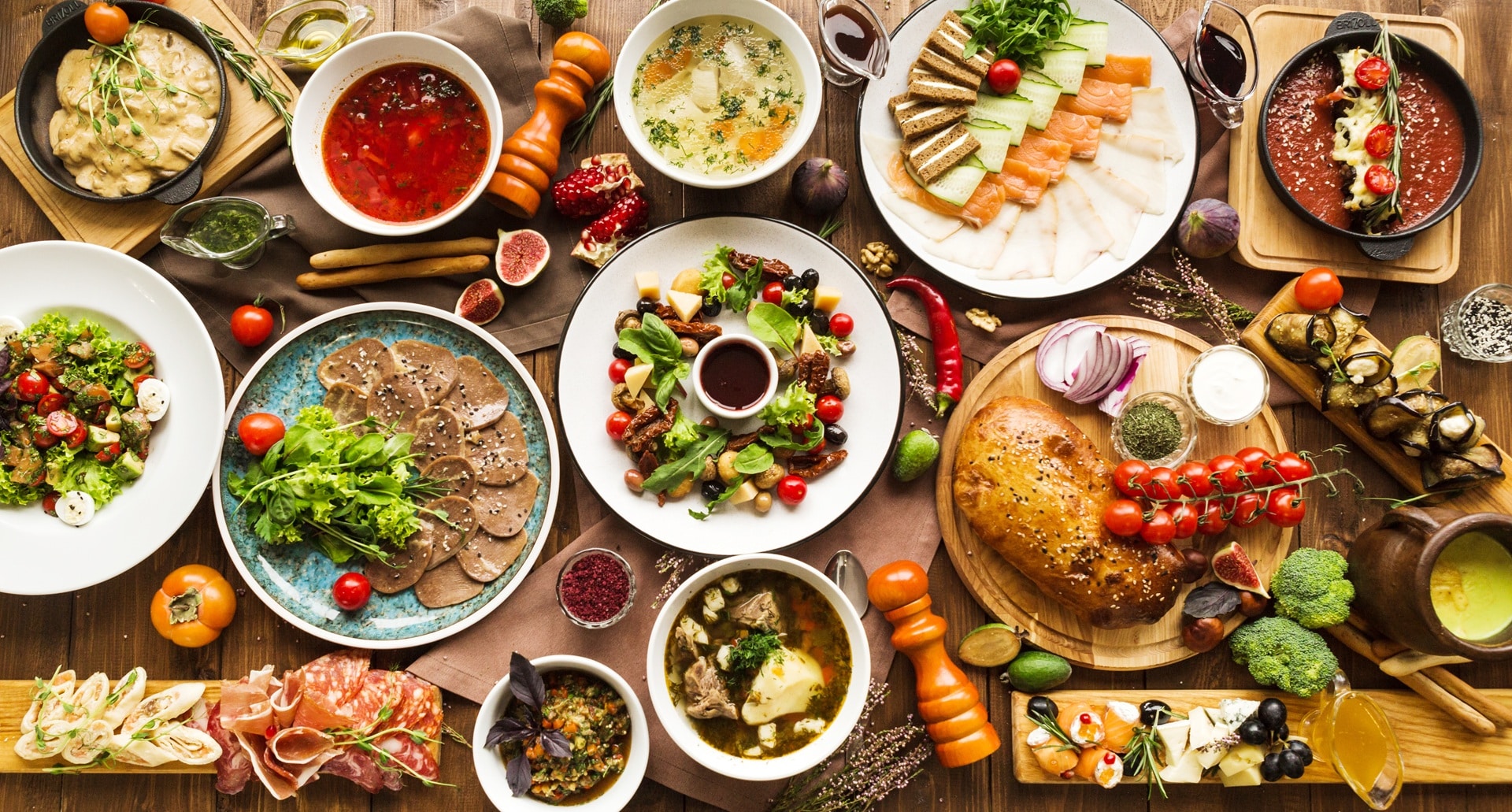 Vielfältige Gerichte und frische Zutaten auf einem Holztisch | Weingut Bassermann Jordan